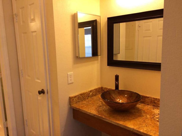 salle de bain avec marbre du condo CB1 a la vente a orlando en Floride