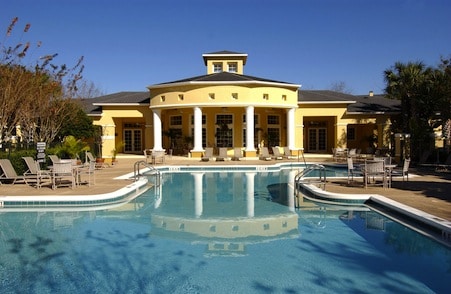 piscine commune aux résidents de cette propriété de condos en Floride
