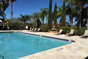 piscine avec vue sur le lac d'une résidence d'appartements en Floride