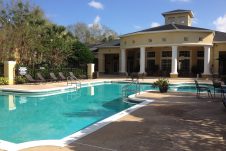 autre vue de la piscine dans une résidence de condos à Orlando
