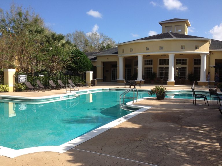 autre vue de la piscine dans une résidence de condos à Orlando
