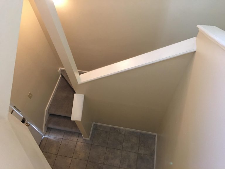 les escaliers de l'appartement menant à l'entrée et à la mezzanine