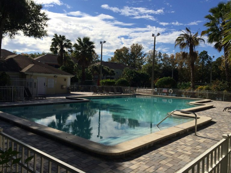 magnifique piscine d'une résidence de condos à Orlando