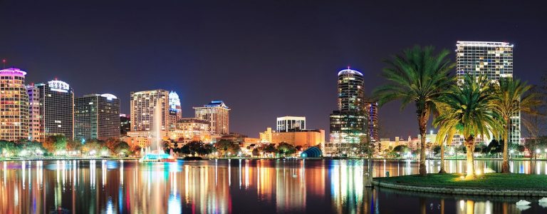 Le lac Eola de nuit, coeur du centre ville d'Orlando en Floride
