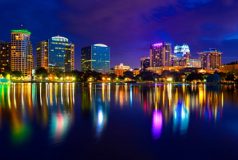 Le lac Eola dans le centre ville d'Orlando la nuit