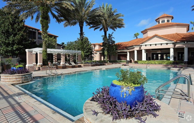 piscine dans une résidence d'appartements, immobilier en Floride