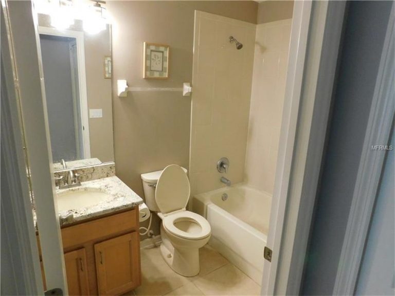 petite salle de bain avec plan de travail en marbre