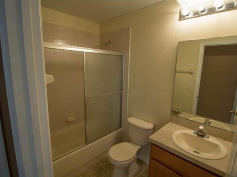 salle de bain des invité avec une vasque