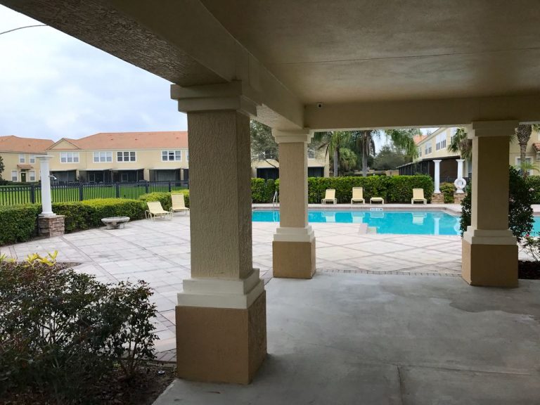 voici la piscine d'une résidence de condo en Floride