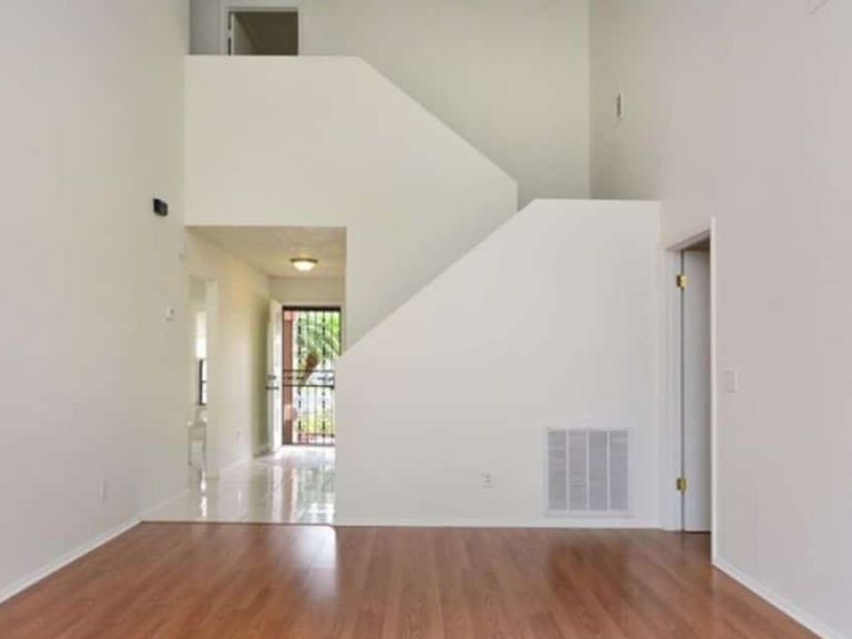 salon moderne avec escaliers