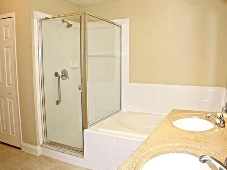 Une cabine de douche et une baignoire dans cette salle de bain