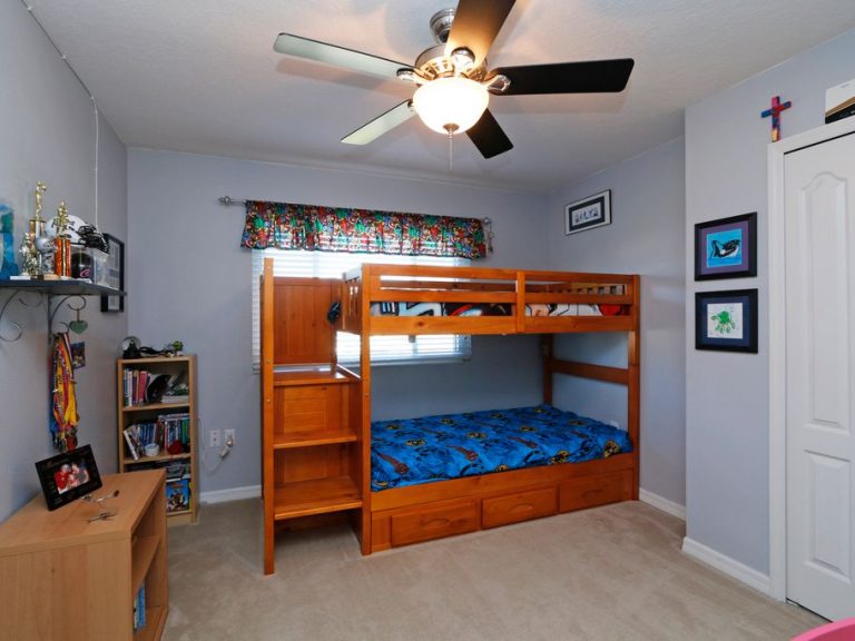 chambre d'enfants avec lits superposés