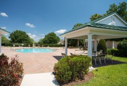 piscine et clubhouse d'un complexe de villas en Floride