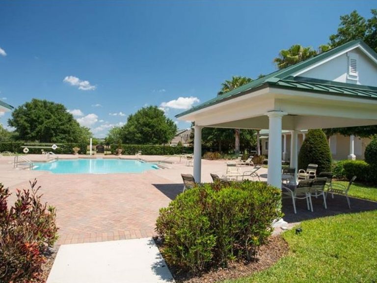 piscine et clubhouse d'un complexe de villas en Floride