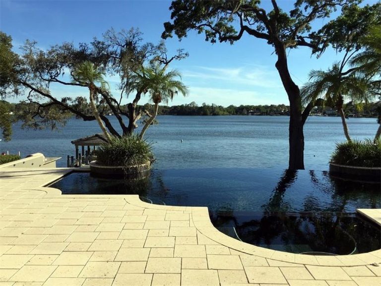 Terrasse d'une villa donnant sur un lac en Floride