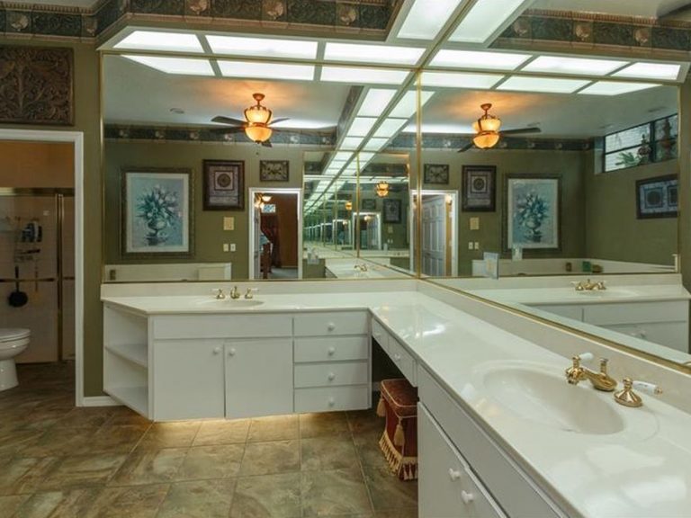 grande salle de bain avec mirroirs