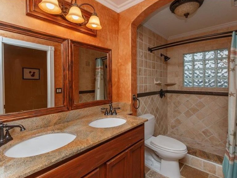 Voici une salle de bain de type rustique avec deux vasques et une douche à l'italienne