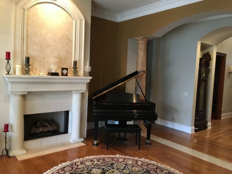 Un piano trône dans cette pièce à musique d'une villa de luxe Flordienne