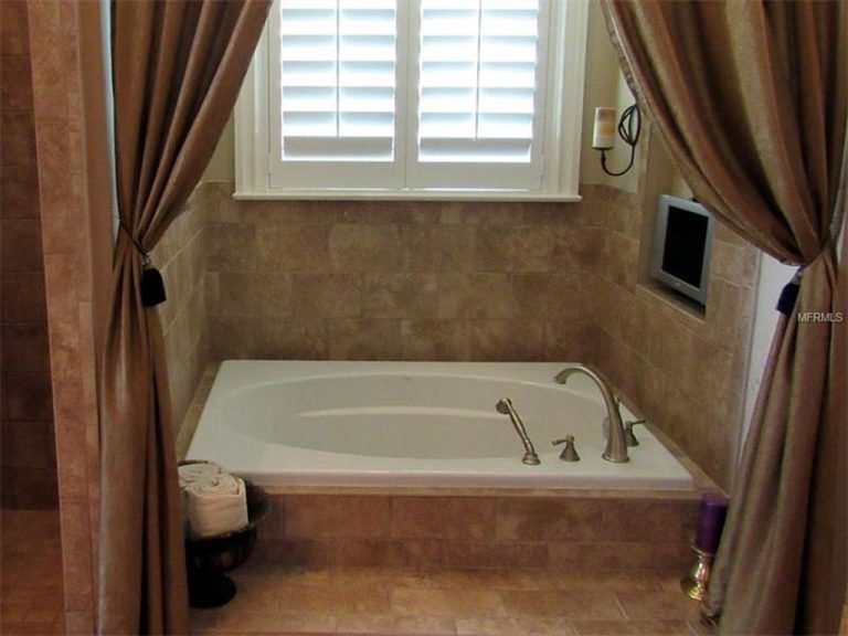 grande baignoire d'une salle de bain de style romantique