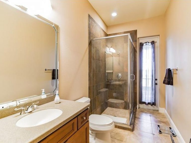 salle de bain avec marbre