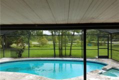 piscine privée donnant sur un jardin
