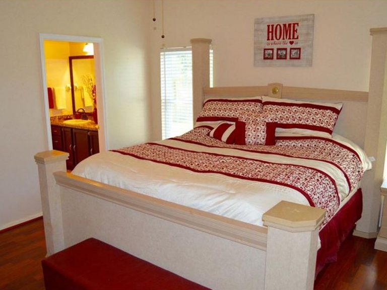 chambre dans les tons rouge et blanc avec lit king size