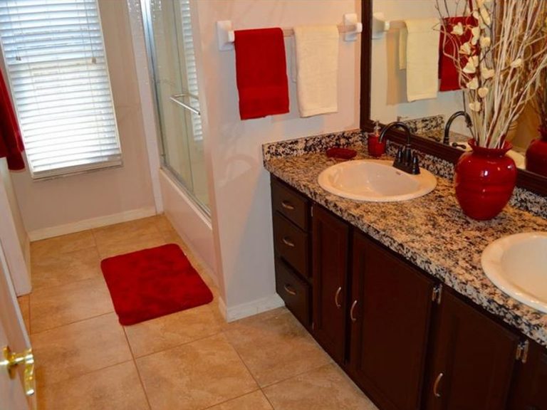 salle de bain avec marbre et deux vasques