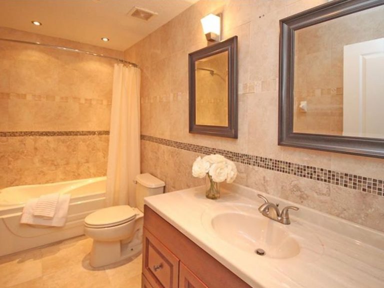 salle de bain des invités avec marbre