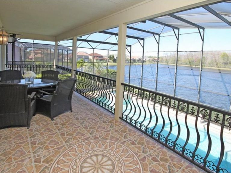Villa avec vue sur le lac à vendre en Floride