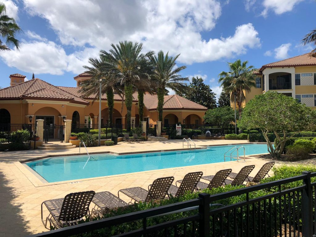 piscine d'une résidence de condos sécurisées en Floride