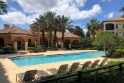 piscine d'une résidence de condos sécurisées en Floride