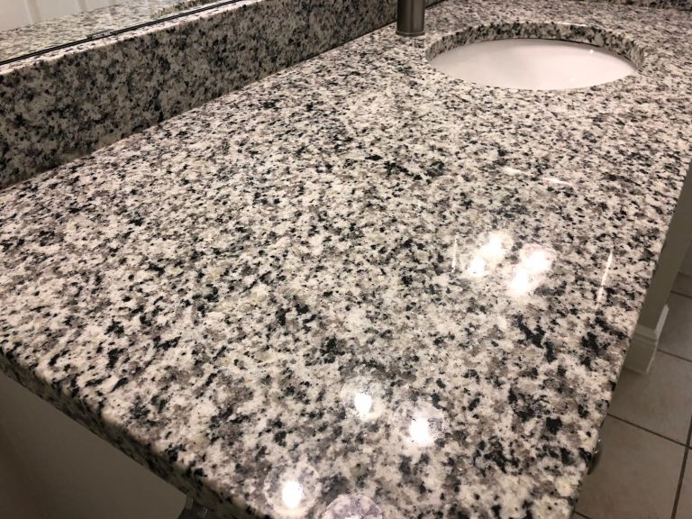 zoom sur un plan de travail en marbre dans une salle de bain
