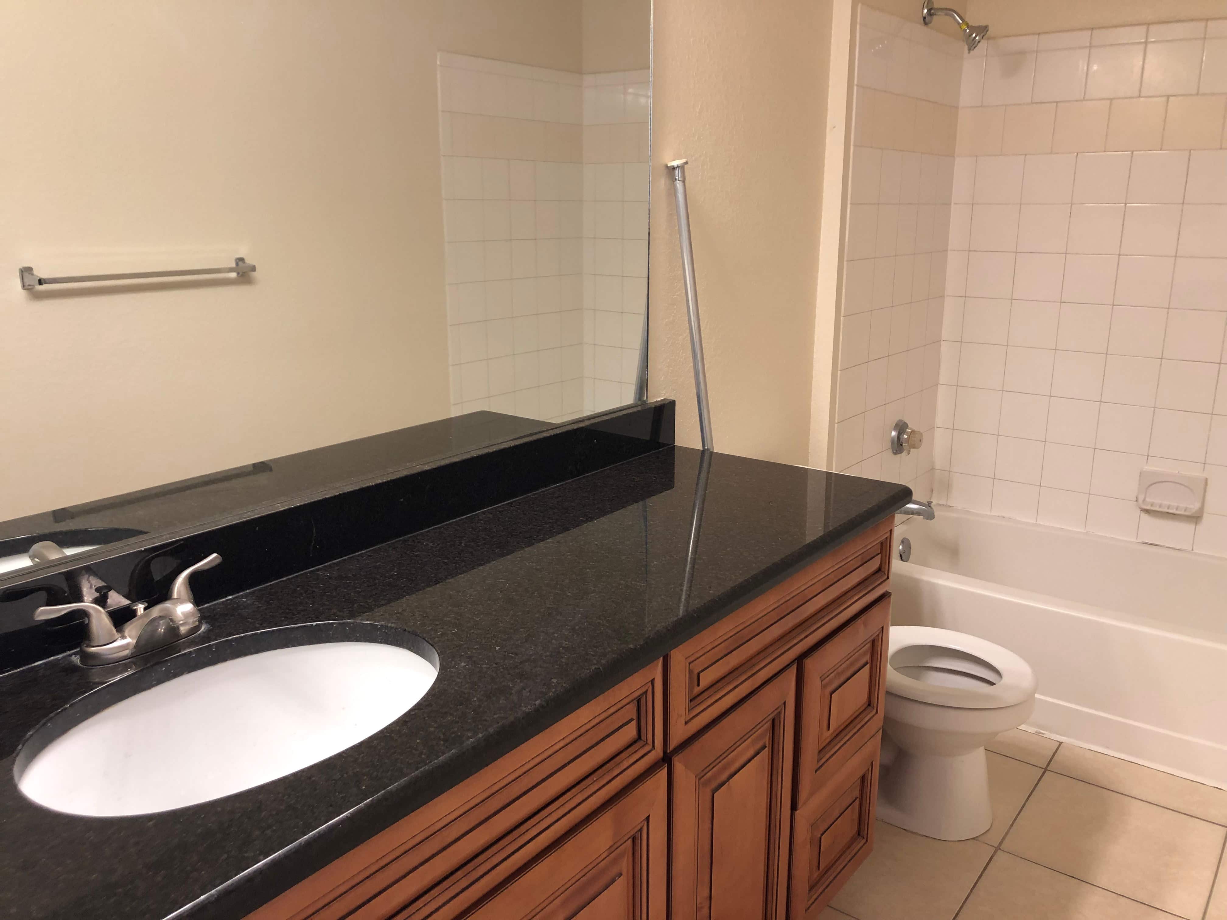 salle de bain d'un appartement en Floride refaite avec du marbre