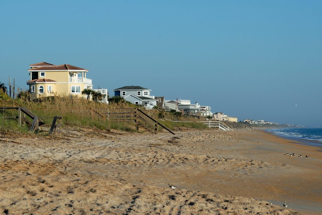 Des maisons faisant face à l'océan Atlantique sur les côtes de Floride.