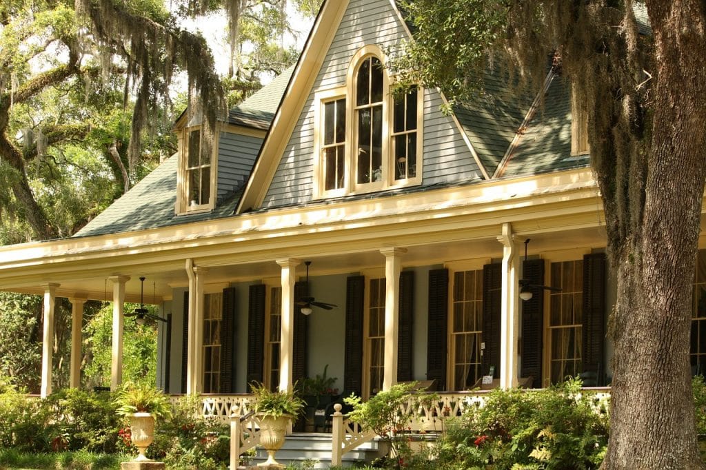 Une maison avec une architecture typique du sud des USA.