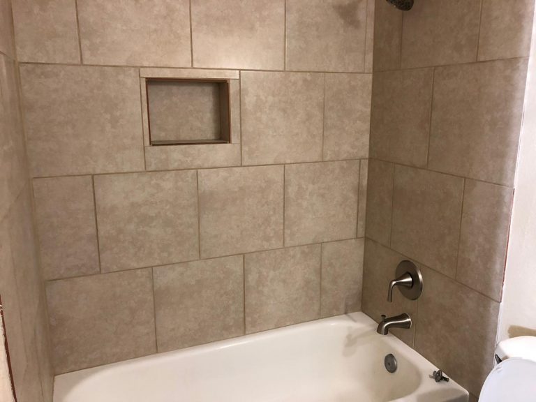 grande baignoire d'une salle de bain moderne