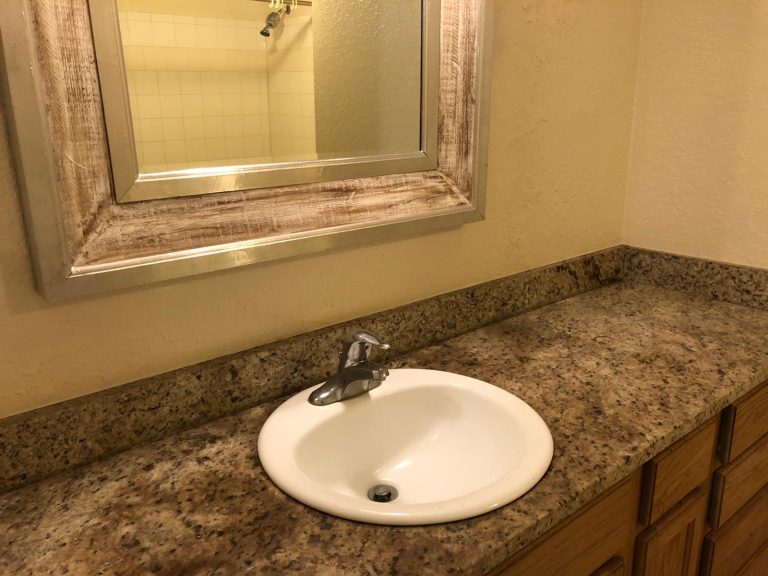 salle de bain avec une vasque et un plan de travail en marbre