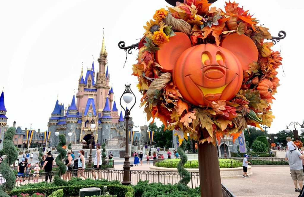 Décoration de Magic Kingdom dans le parc Disney à Orlando durant la période des fêtes de Thanksgiving et Noël