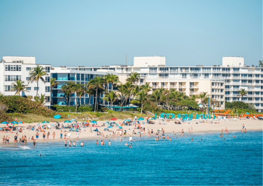 des floridiens profitent de la plage en Floride