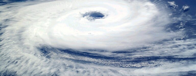 photo satellite d'un cyclone au-dessus de la terre