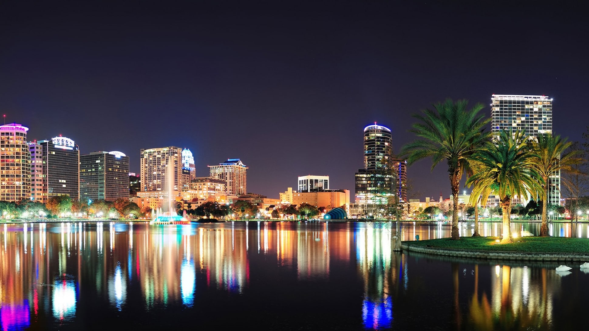 Le lac Eola de nuit, coeur du centre ville d'Orlando en Floride
