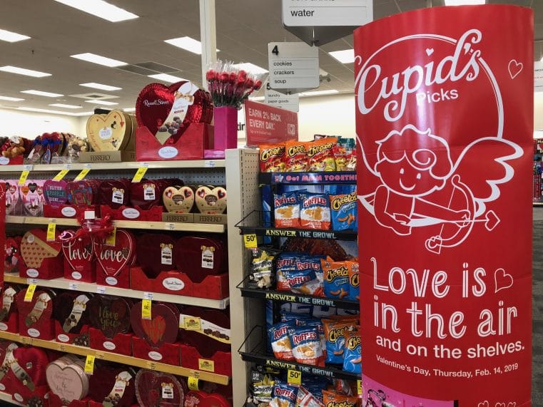 La saint valentin est importante aux USA et les magasins remplissent les rayons de produits pour l'occasion