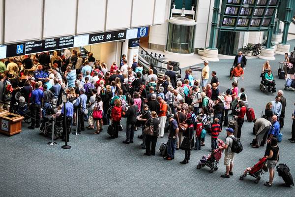 des touristes et voyageurs passant la sécurité à l'aéroport international d'Orlando
