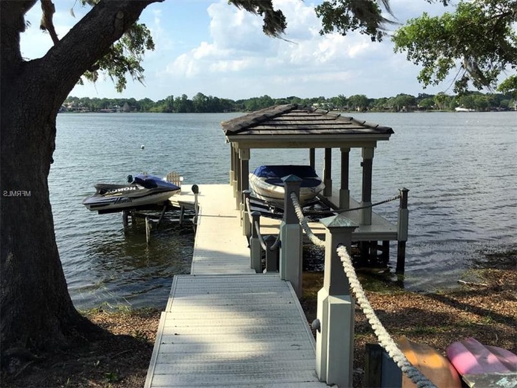 Ponton privé d'une villa à vendre à Orlando sur un lac