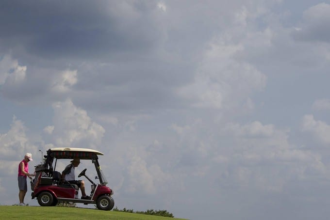dans la résidence pour retraités the villages en Floride compte des golfs pour seniors
